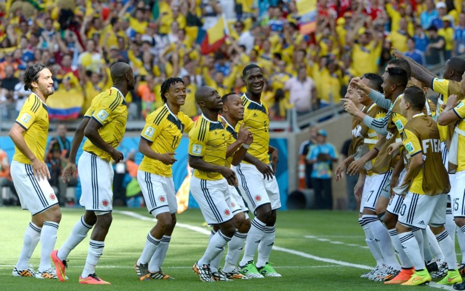 Pablo Armero (7) puxa a dança do Armeration na comemoração do primeiro gol colombiano | Peter Powell/EFE