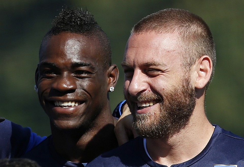 De Rossi com Balotelli: volante ressalta que Itália tem ataque mais explosivo e defesa mais forte que eliminada Espanha | Reuters