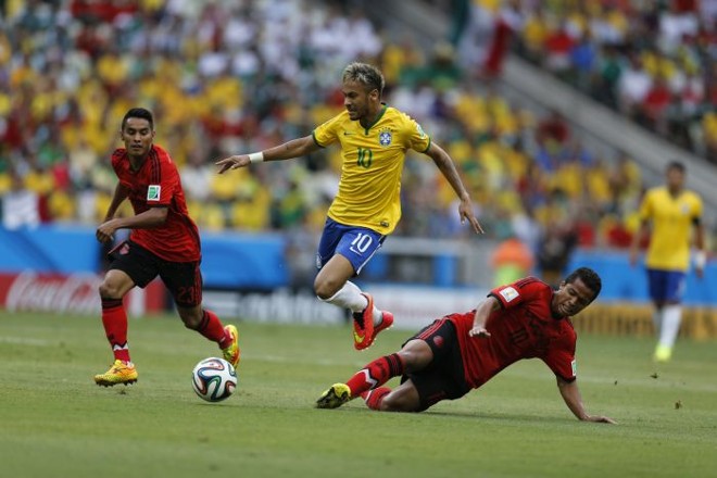 Neymar passa por Dos Santos na construção de jogada de ataque do Brasil |