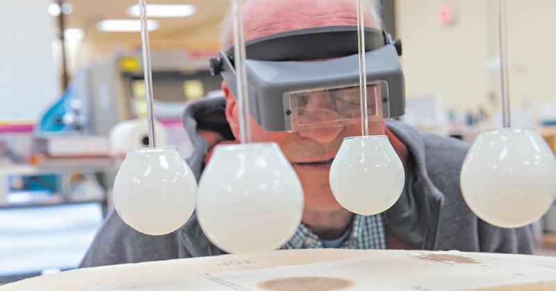 A lâmpada Finally, desenvolvida por uma start-up perto de Boston, foi projetada para usar a indução, tecnologia que tem muitas aplicações comerciais, pois é de longa duração | Rick Friedman para The New York Times