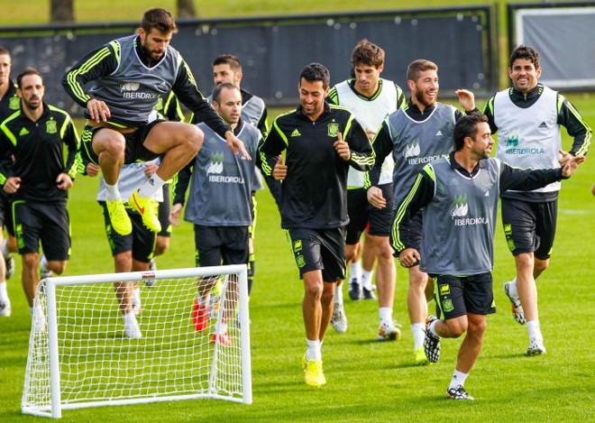 Aquecimento da Espanha antes do primeiro treino no CT do Caju | 