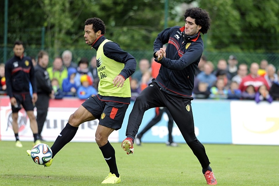 Moussa Dembele e Marouane Fellaini durante treinamento para a Copa do Mundo. | REUTERS-Eric Vidal