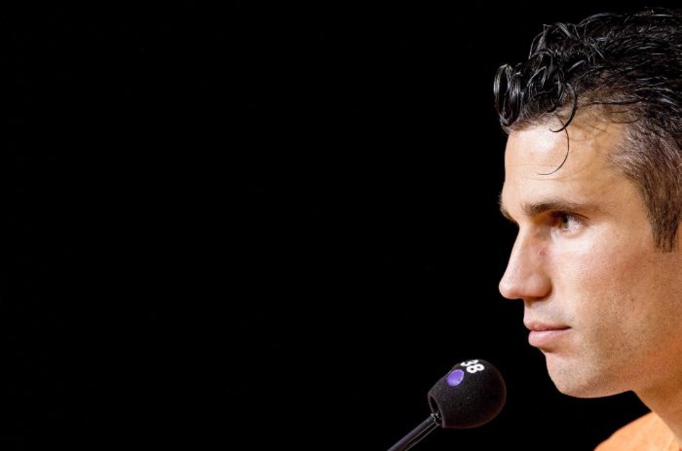 Van Persie tomou o segundo cartão amarelo e não enfrenta o Chile | EFE / Koen van Weel