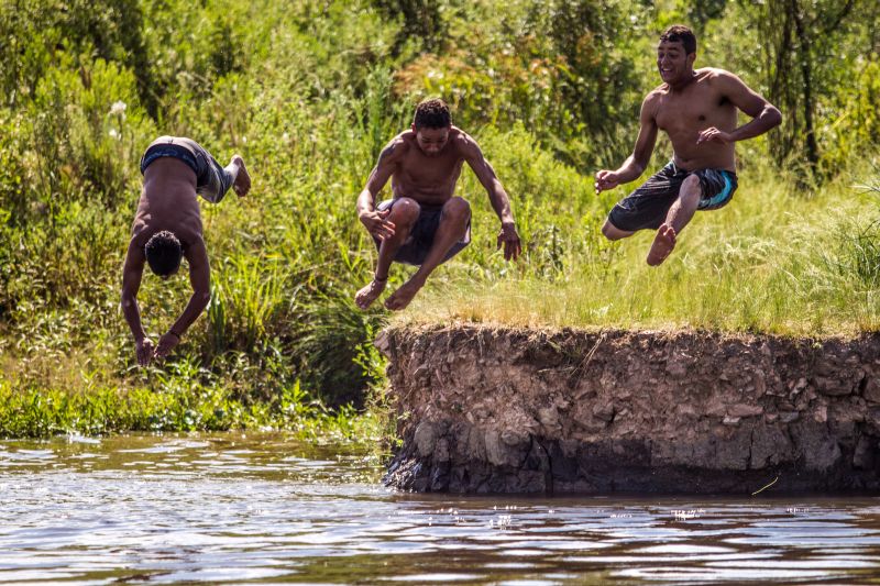 Calor recorde no mês passado: se refrescar no rio é uma saída. | Bruno Covello/ Gazeta do Povo