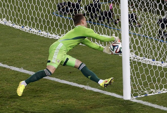 Frango russo:O goleiro Akinfeev, da Rússia, já havia rebatido três bolas para frente no duelo contra a Coreia. Os asiáticos começaram a arriscar mais e num chute de longe de Lee Keun-Ho, o russo deixou a bola escapar e engoliu um frangaço. Pelo menos, os europeus conseguiram empatar o jogo. |