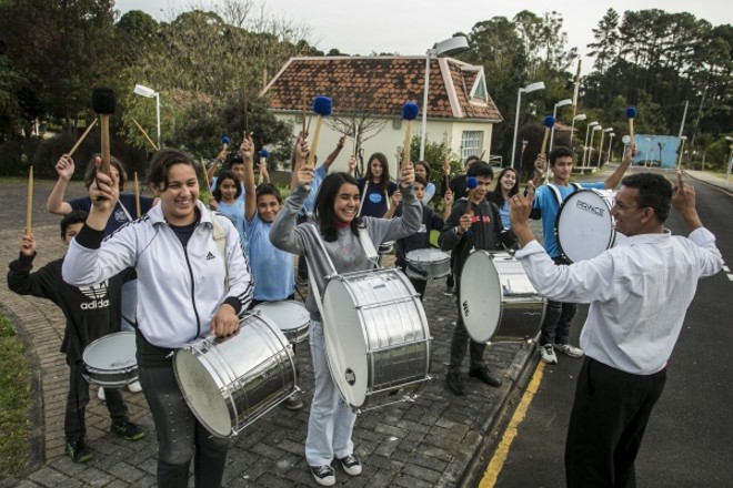 Professor Marcos Rodrigues ensaia fanfarra numa das ruas da Vila da Cidadania | 