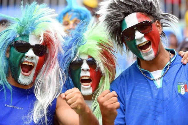 Fãs da seleção italiana fazem pintura de rosto e torcem no estádio Arena das Dunas, em Natal | 