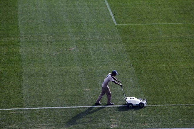 As linhas do campo tiveram a pintura reforçada para o jogo-treino deste domingo, entre os times sub-17 e sub-20 do Corinthians. | 