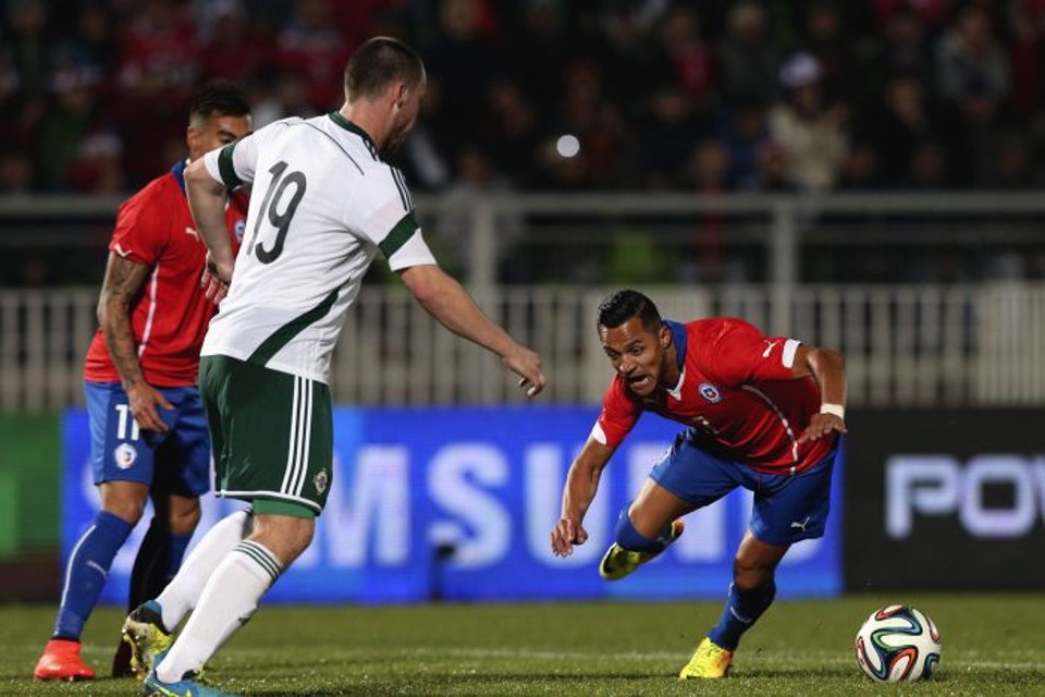 O atacante Alexis Sánchez, do Chile, sofreu uma lesão no ombro direito no amistoso realizado contra a Irlanda do Norte, na quarta-feira | Reuters