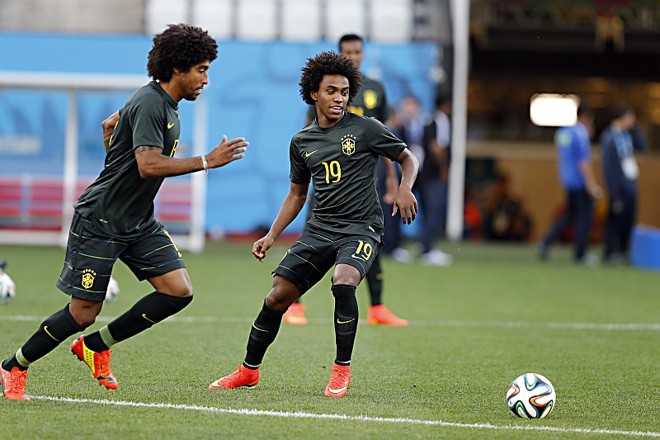 Dante e Willian participam do treino de reconhecimento da seleção brasileira em São Paulo | 