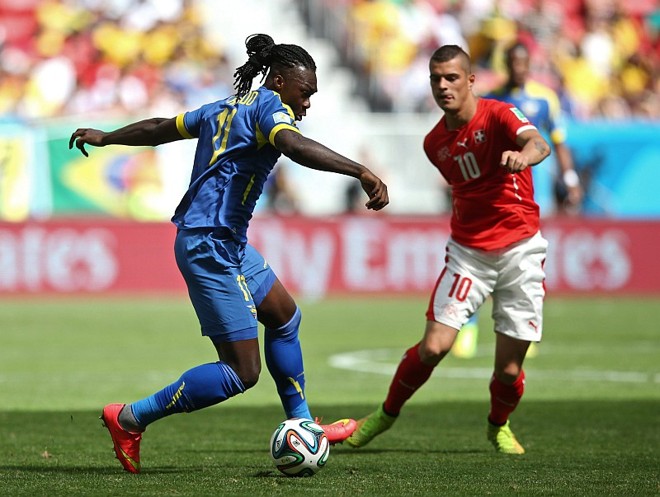Caicedo tenta jogada sobre Xhaka | 