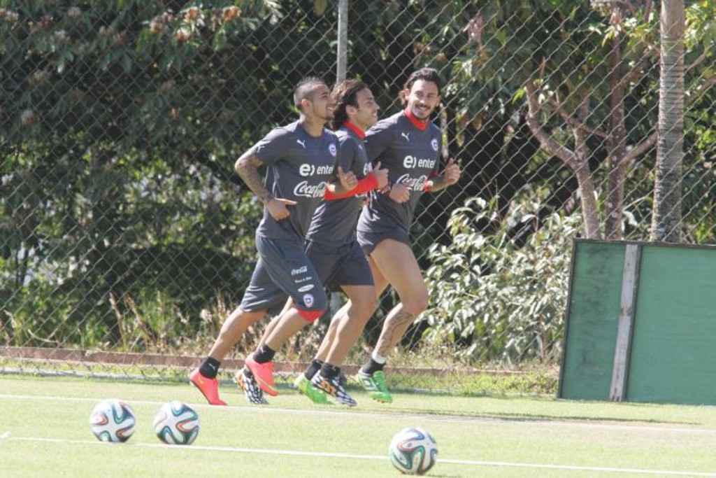 Vidal, Valdívia e Pinilla no treino do Chile: sul-americanos preocupam Felipão