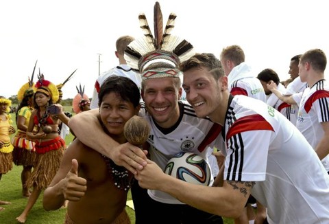 Treino da seleção alemã termina em dança com índios Podolski e Özil com índio que visitou a concentração da Alemanha | Reuters