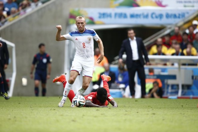 Russo Kukorin tenta fugir da marcação belga |