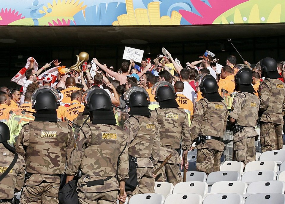 Policiais precisaram entrar no Mineirão para conter ingleses mais exaltados | EFE