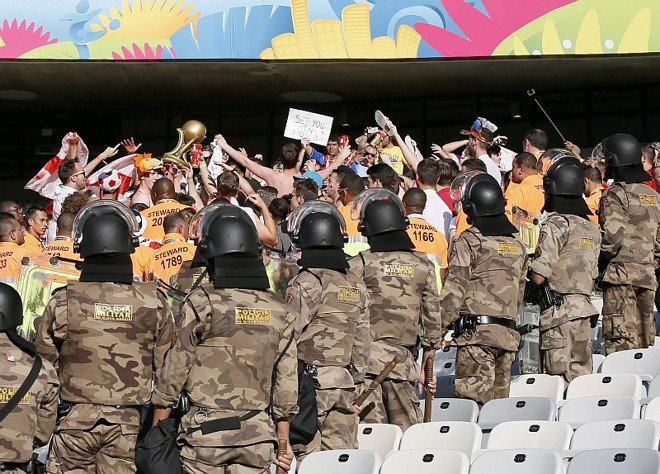 Policiais precisaram entrar no Mineirão para conter ingleses mais exaltados | EFE