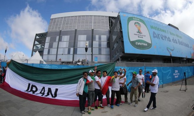 Torcedores levantam bandeira do Irã, momentos antes do início do jogo de Copa do Mundo contra a Nigéria | 