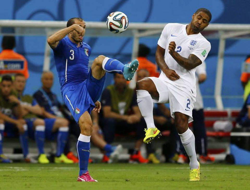 O italiano Chiellini divide bola com o inglês Glen Johnson | REUTERS / Ivan Alvarado