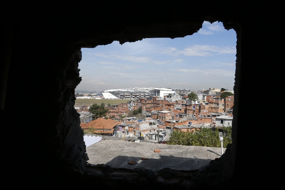 Itaquerão contrasta com a vizinhança da zona leste de SP | Fotos: Albari Rosa, enviado especiai