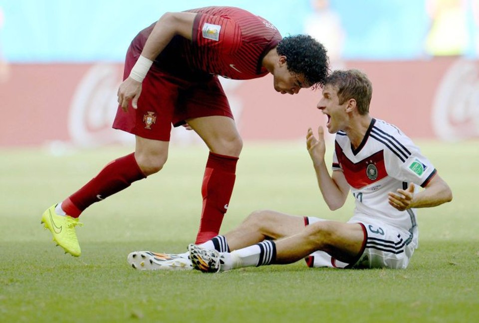Lance crucial: Pepe acerta Thomas Müller e é expulso, desmoronando Portugal | Andreas Gebert/EFE
