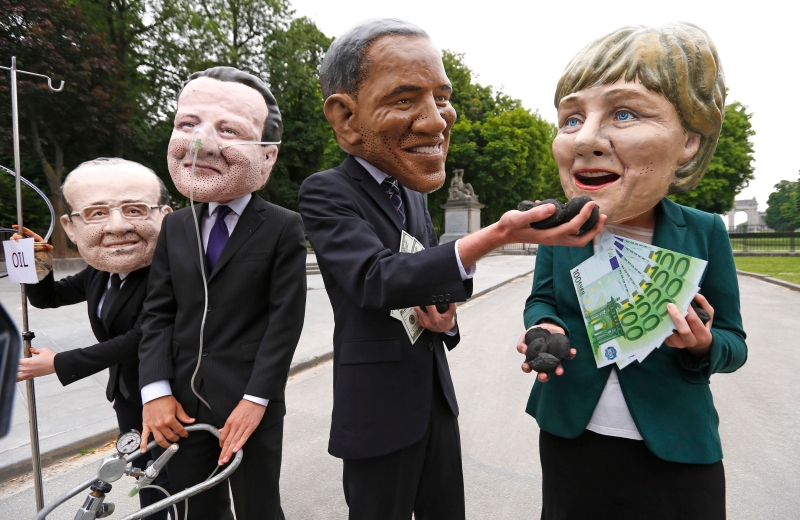 Bonecos representam líderes do G-7: Francois Hollande, David Cameron, Barack Obama e Angela Merkel | Yves Herman/Reuters