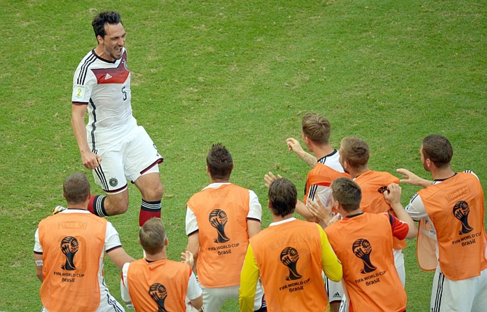 Mats Hummels da Alemanha comemora com seus companheiros os 2-0 contra Portugal no primeiro jogo. | EFE/EPA/THOMAS EISENHUTH
