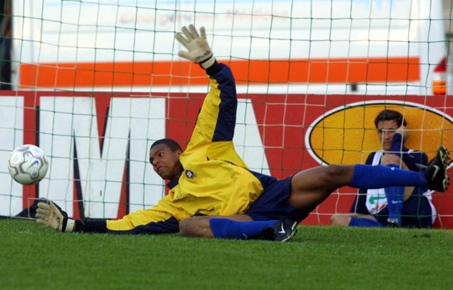 Dida foi goleiro do Brasil em três Copas: reserva em 1998 e 2002 e titular em 2006. Nesta imagem, ele se prepara para um jogo pelas Eliminatórias para a Copa de 2002 em Curitiba, disputada no mês de outubro de 2001, no Couto Pereira |