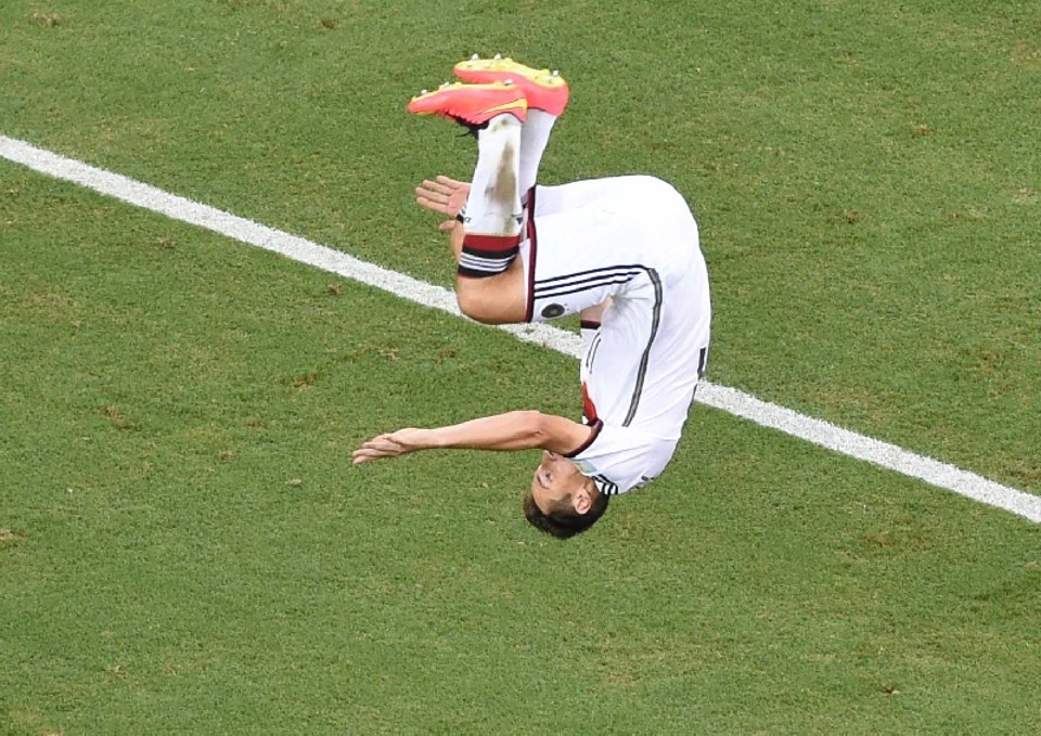 Klose comemora com sua marca registrada o gol que o colocou na história dos goleadores em Mundiais | Francois Xavier Marit/ Reuters