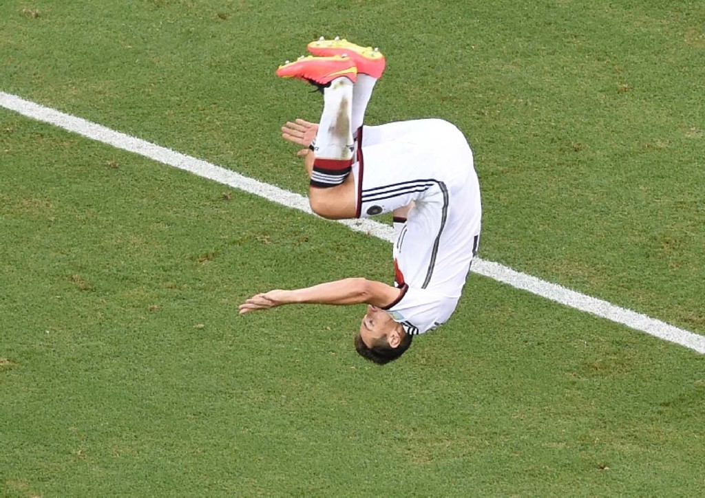 Klose comemora com sua marca registrada o gol que o colocou na história dos goleadores em Mundiais