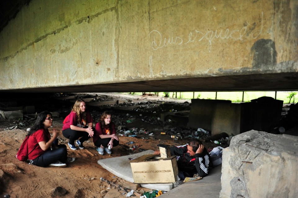 Férias: tempo de fazer o bem e mudar vidas Em 2013, os missionários estiveram presentes nas comunidades do Complexo do Maciço do Morro da Cruz, em Florianópolis (SC). | João Borges / PUCPR