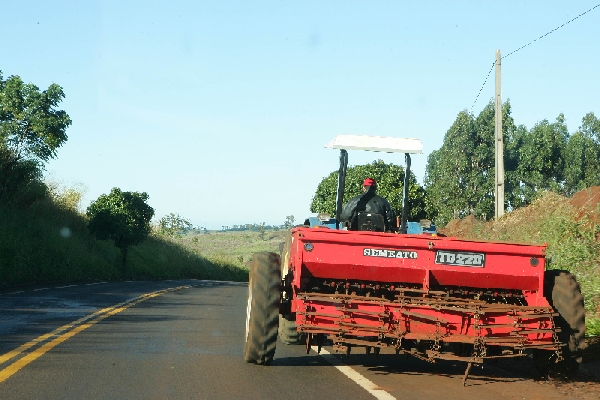 Pela lei atual, todo maquinário agrícola que circula em vias públicas deve ser licenciado | Ivonaldo Alexandre/ Gazeta Do Povo