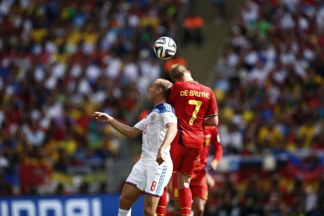 Russo Glushakov briga pela bola com o belga De Bruyne |