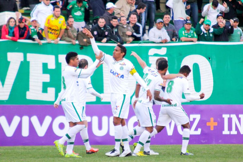 Jogadores da Chapecoense comemoram um dos gols na vitória contra o Bahia, que tirou o time das últimas posições. | Jardel da Costa / Futura Press / Folhapress