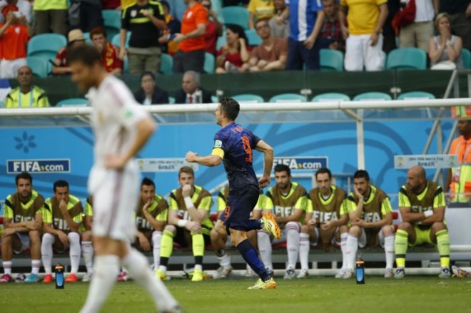 Van Persie comemora o terceiro gol da Holanda contra a Espanha | 