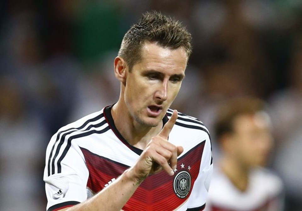 Klose marcou e se tornou o maior artilheiro alemão da história, com 69 gols | Reuters