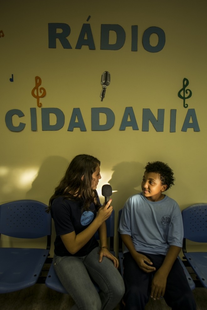Adolescentes preparam programa na Rádia Cidadania, uma das oficinas fixas do projeto | 