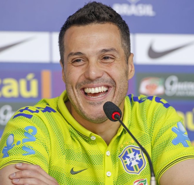 Julio Cesar (Brasil)- O camisa 12 está em seu terceiro Mundial e, aos 34 anos segue na lista de favoritos das garotas entre os galãs da equipe. O rosto quadrado e o sorriso largo do goleiro da seleção são os predicativos. | 