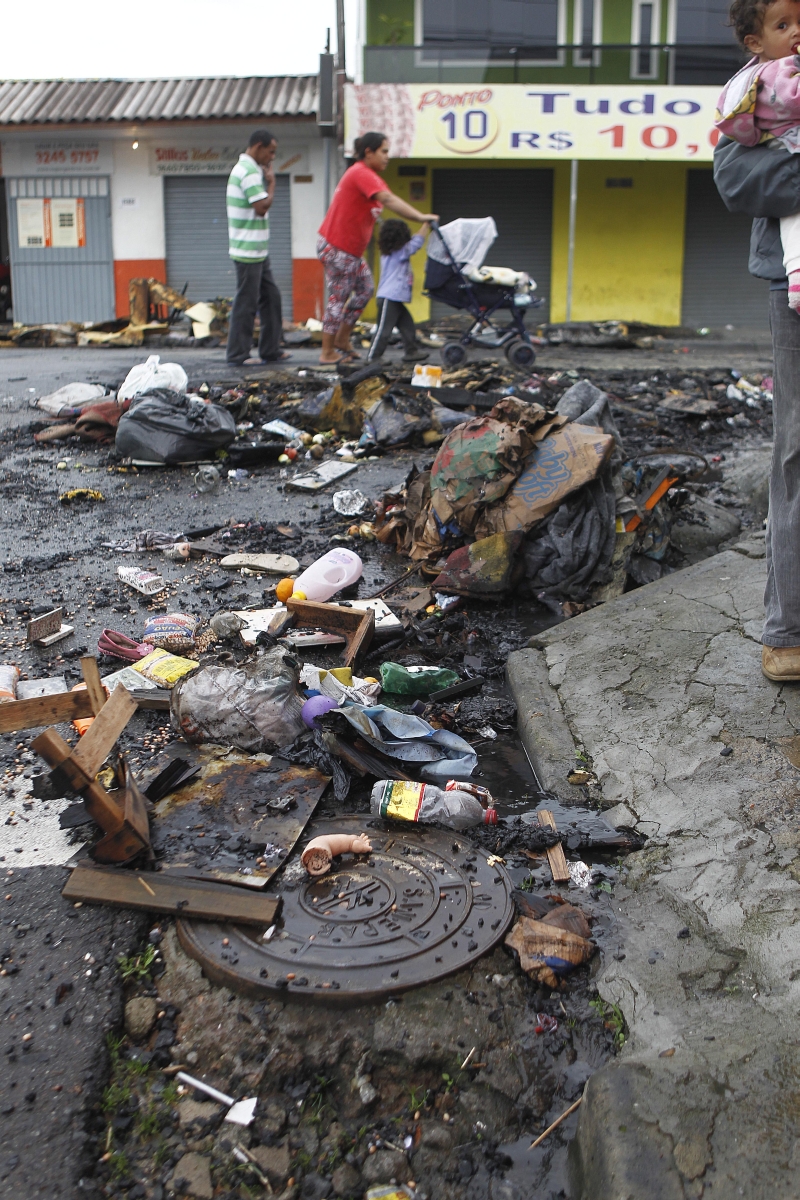 Chuva deixou lixo acumulado pelas ruas da CIC | Jonathan Campos/Agência de Notícias Gazeta do Povo
