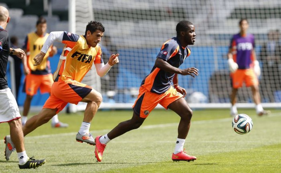 Campbell (com a bola) treina com a seleção de Costa Rica, sensação deste Mundial | EFE