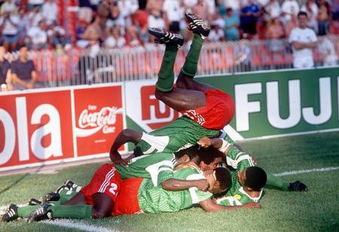 Camarões  1990:A seleção de Camarões, em 1990, tornou-se a primeira seleção africana a chegar às quartas de final de uma Copa do Mundo. Comandada pelo interminável Roger Milla, na época com 38 anos, o time passou em primeiro na sua chave, eliminou a Colômbia na prorrogação nas oitavas de final e só parou na Inglaterra após uma duríssima prorrogação. Virou um símbolo do futebol alegre e às vezes irresponsável. | 