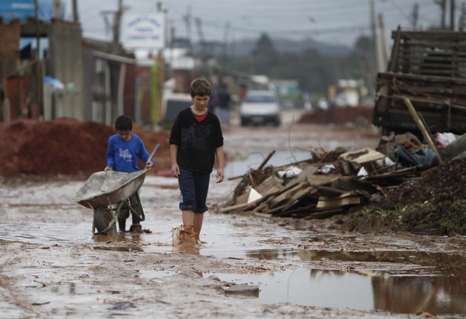 Sobe para seis o número de desaparecidos pelas chuvas no Paraná Chuva deixou muitos estragos no bairro Caximba, em Curitiba | Jonathan Campos/Agência de Notícias Gazeta do Povo