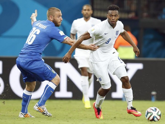 Sturridge parte para cima de De Rossi | 