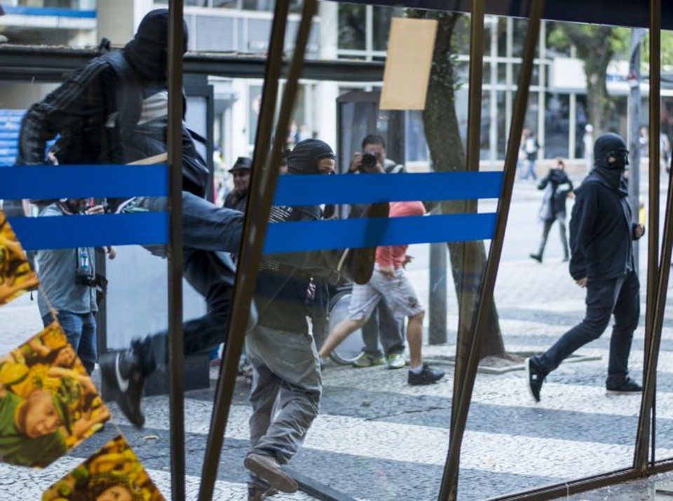 Manifestantes quebraram agências bancárias no fim da tarde de terça-feira em protesto contra a Copa | Henry Milléo / Gazeta do Povo