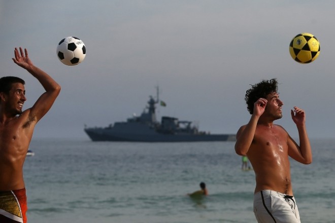 Navio da Marinha em Copacabana, em frente ao hotel onde está a seleção da Holanda: gasto com segurança chegará a R$ 1,9 bi |