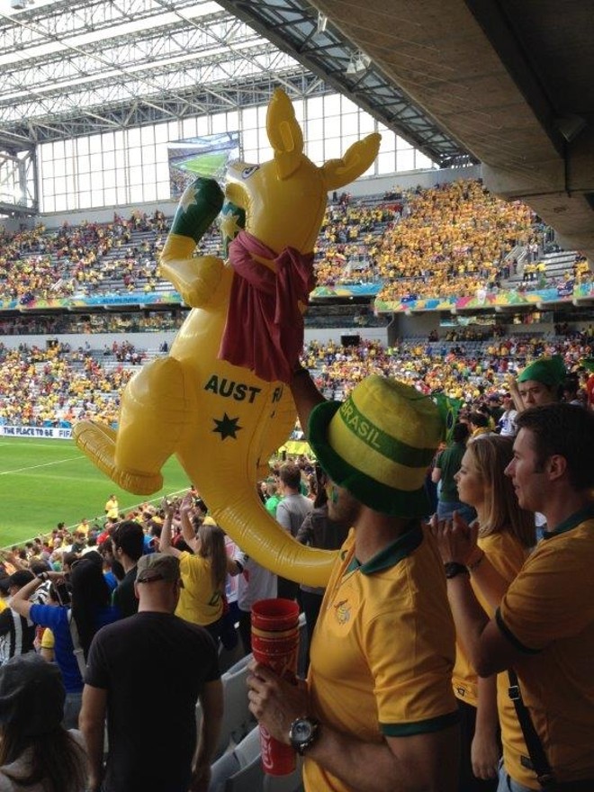Australiano levanta canguru para empurrar seu time |