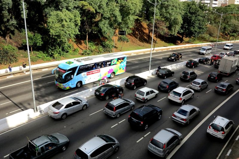 Trânsito na Avenida 23 de Maio, em São Paulo, foi interrompido para o ônibus da seleção brasileira seguir até o Itaquerão | Ricardo Ribeiro / VIPCOMM