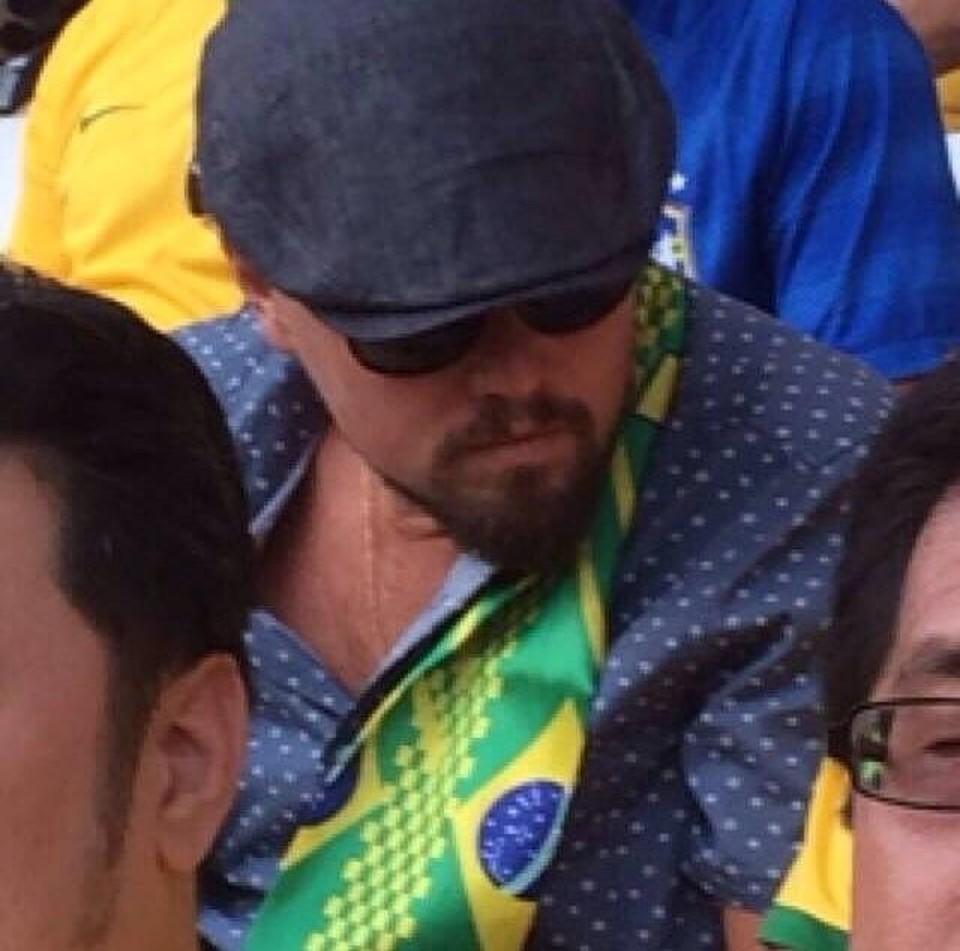 Leonardo DiCaprio chegou disfarçado ao Itaquerão, usando boina, óculos escuros e cavanhaque | Twitter/KickTV