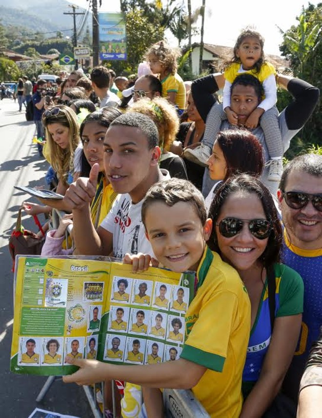 Torcedores acompanham a chegada da seleção brasileira à Granja Comary | 