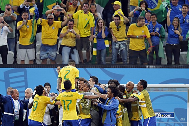 Jogadores brasileiros comemoram o gol de Neymar na primeira etapa |