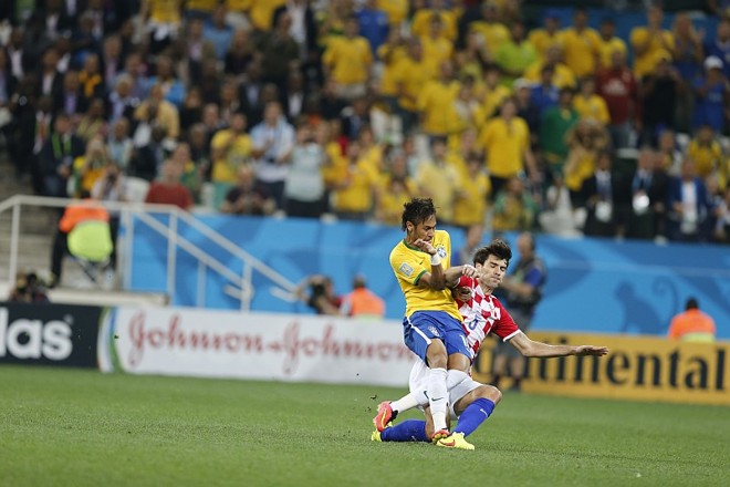 Neymar divide com Corluka | 